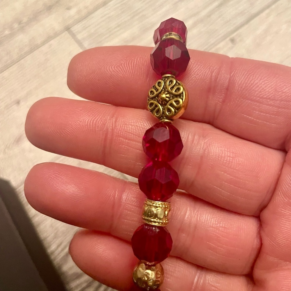 Red Crystal with gold details stretch bracelet, beaded festive, holiday - Picture 3 of 7